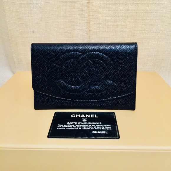 CHANEL Handbags - 💯% Authentic CHANEL caviar wallet.